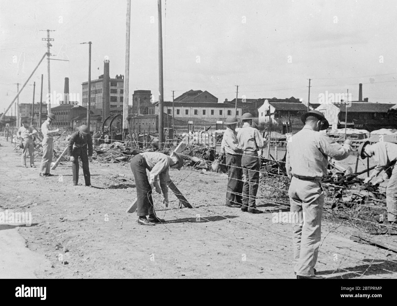 Britische Truppen stärkten Shanghai. Britische Soldaten stärken eifrig ihre Verteidigung in der internationalen Siedlung in Shanghai, wo sie mit einer schweren Aufgabe betraut sind, die britischen Interessen und das Leben vieler Flüchtlinge aus dem chinesisch-japanischen Krieg zu schützen. 24. November 1937 Stockfoto