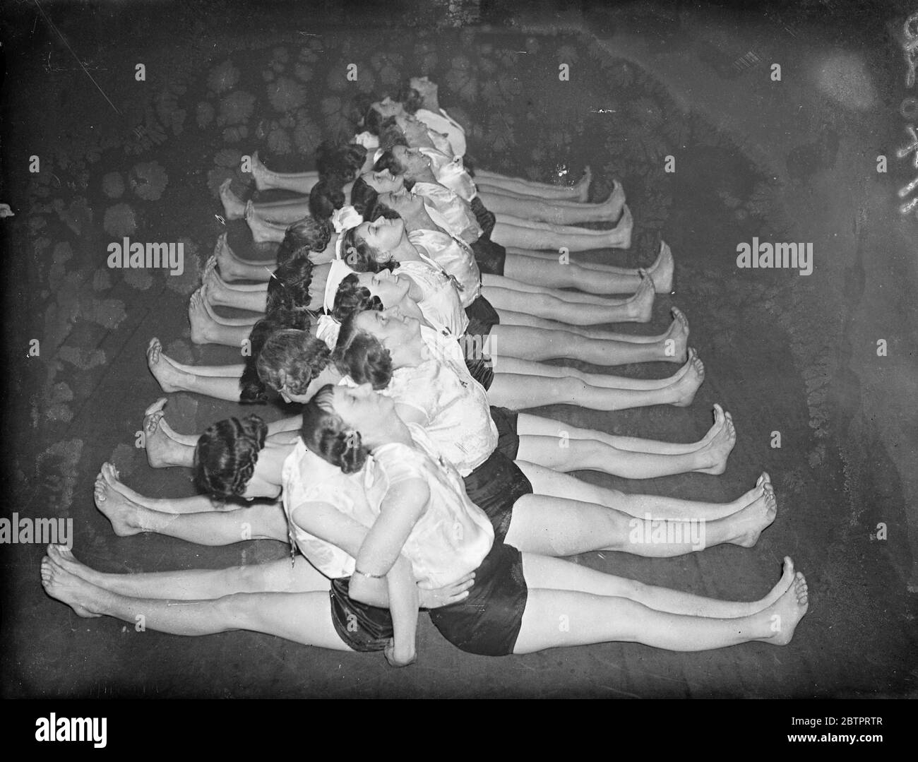 Railway Mädchen halten fit. Hundert Arbeiterinnen der Great Western Railway besuchen regelmäßig Kurse im Zusammenhang mit der "Keep Fit"-Bewegung in der Stanley Street , Industrie, Paddington, London. Foto zeigt, die ' Keep Fit' Mädchen lief eine der Übungen. 27. November 1937 Stockfoto