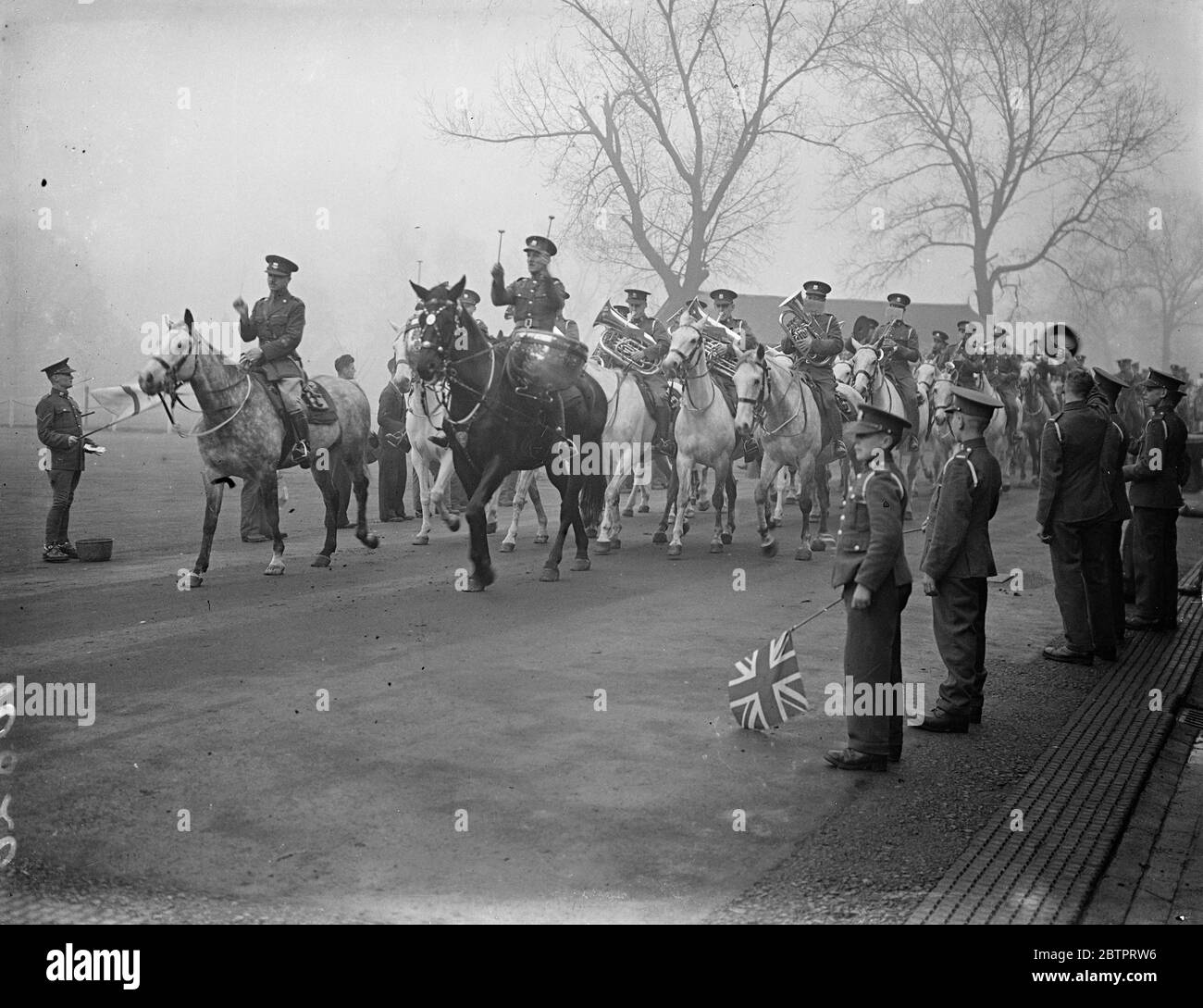 Nicht zu rasselten!. Schotten Grays trainieren Pferde für die Show des Oberbürgermeisters. Das Royal Scots Grey's, berühmte Kavallerie-Regiment, das Hore Belisha angekündigt hat, ihre Pferde trotz Mechanisierung der Armee zu behalten, bereitet die Hügel in Hounslow Kasernen für die Lord Mayor's Show vor. Truppen winkten Fahnen und schlugen Dosen, um die Bedingungen zu simulieren, unter denen die Pferde am Vorzeigetag des Oberbürgermeisters ausgesetzt werden. Fotoausstellungen, Fahnenschwünge bei der Arbeit auf Laidburn, dem berühmten Trommelpferd. November 1937 Stockfoto