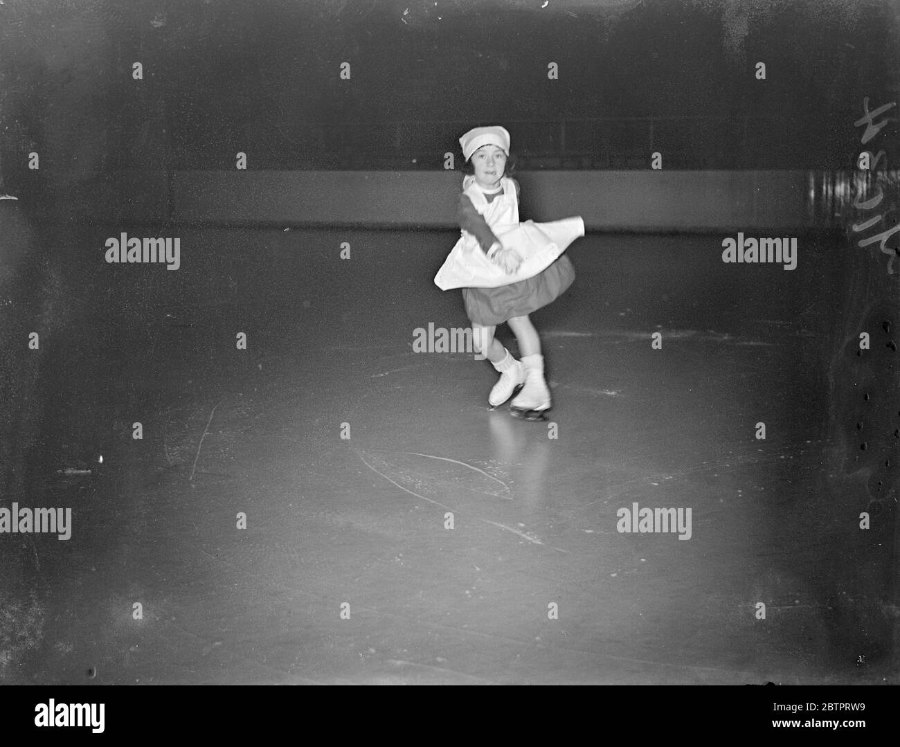 'Nurse' auf dem Eis. Die fünfjährige gewann die Skaterin Beryl Bailey, die in der Harringay Arena in ihrer Krankenschwester-Uniform trainiert, für ihren Teil am Ice Carnival, der nächste Woche im Royal Hospital in Richmond stattfindet. 12. November 1937 Stockfoto