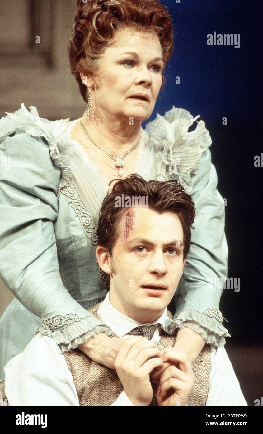 Judi Dench (Arkadina), Alan Cox (Konstantin) in DER MÖWE von Anton Tschechow am Olivier Theatre, National Theatre (NT), London 07/07/1994 in einer neuen Version von Pam Gems Bühnenbild: John Gunter Kostüme: Fotini Dimou Beleuchtung: David Hersey Regie: John Caird Stockfoto