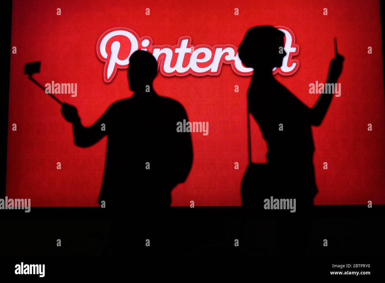 NEW YORK, USA, 25. MAI 2020: Pinterest American Image Sharing und Social Media Service . Paar, die ein Foto auf einem mobilen Mann verwenden einen Selfie-Stick. Kom Stockfoto