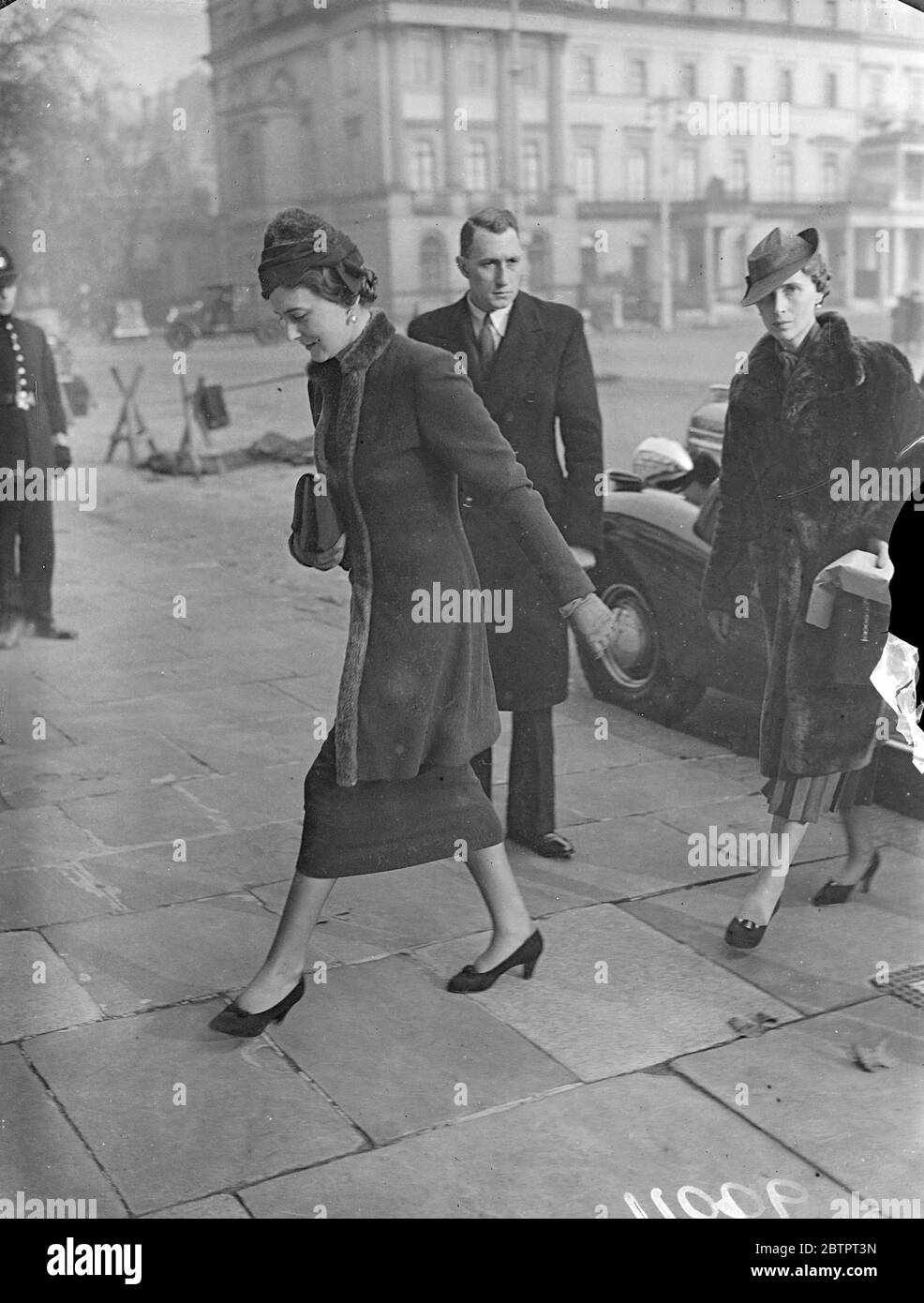 Duchess of Kents Wintermode. Die Herzogin von Kent, die einen Pelzmantel und einen passenden Turban-Hut trägt, als sie zum 3 Belgrave Square zurückkehrte. 10. November 1937 Stockfoto