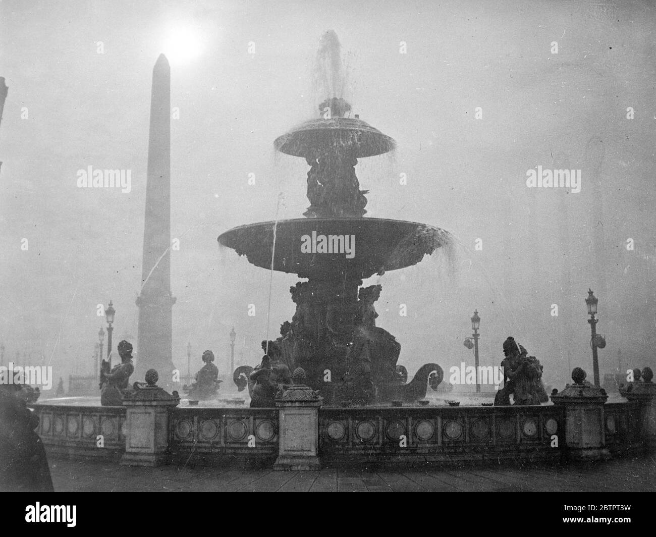 Paris hat einen 'Pea Souper'. Ein Nebel der "Pea Soup", der Londons bester Anstrengung entspricht, umhüllte Paris, die Stadt des Lichts, so vollständig, dass viele ihrer berühmten Stätten praktisch unsichtbar waren und der Verkehr fast zum Stillstand kam. Foto zeigt, der berühmte Place de la Concorde, Paris, in dichtem Nebel. Die Sonne wird durch den Lichtpunkt über Cleopatras Nadel angezeigt. November 1937 Stockfoto