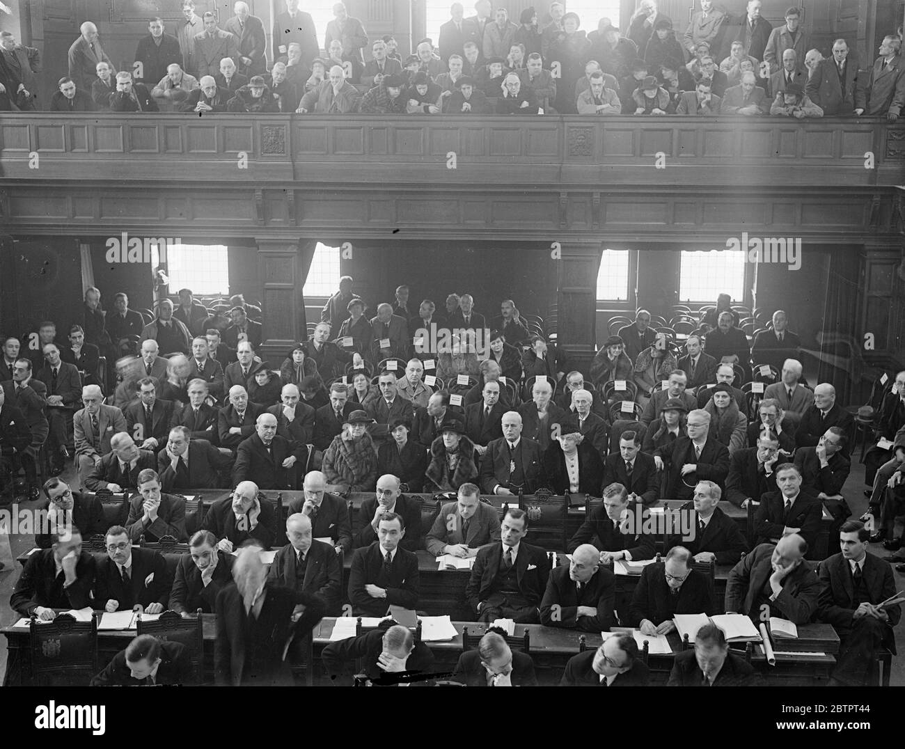 Croydon Typhus Untersuchung eröffnet. Die Untersuchung der Typhus-Epidemie Croydon hat ein Rathaus von Croydon eröffnet. Sir Walter Monckton, KC, erscheint für den Croydon Borough Council und Herr PM Sandiands, KC für den Croydon Medical Officer. Fotoausstellungen, Anfrage in Sitzung im Rathaus von Croydon. Dezember 1937 Stockfoto