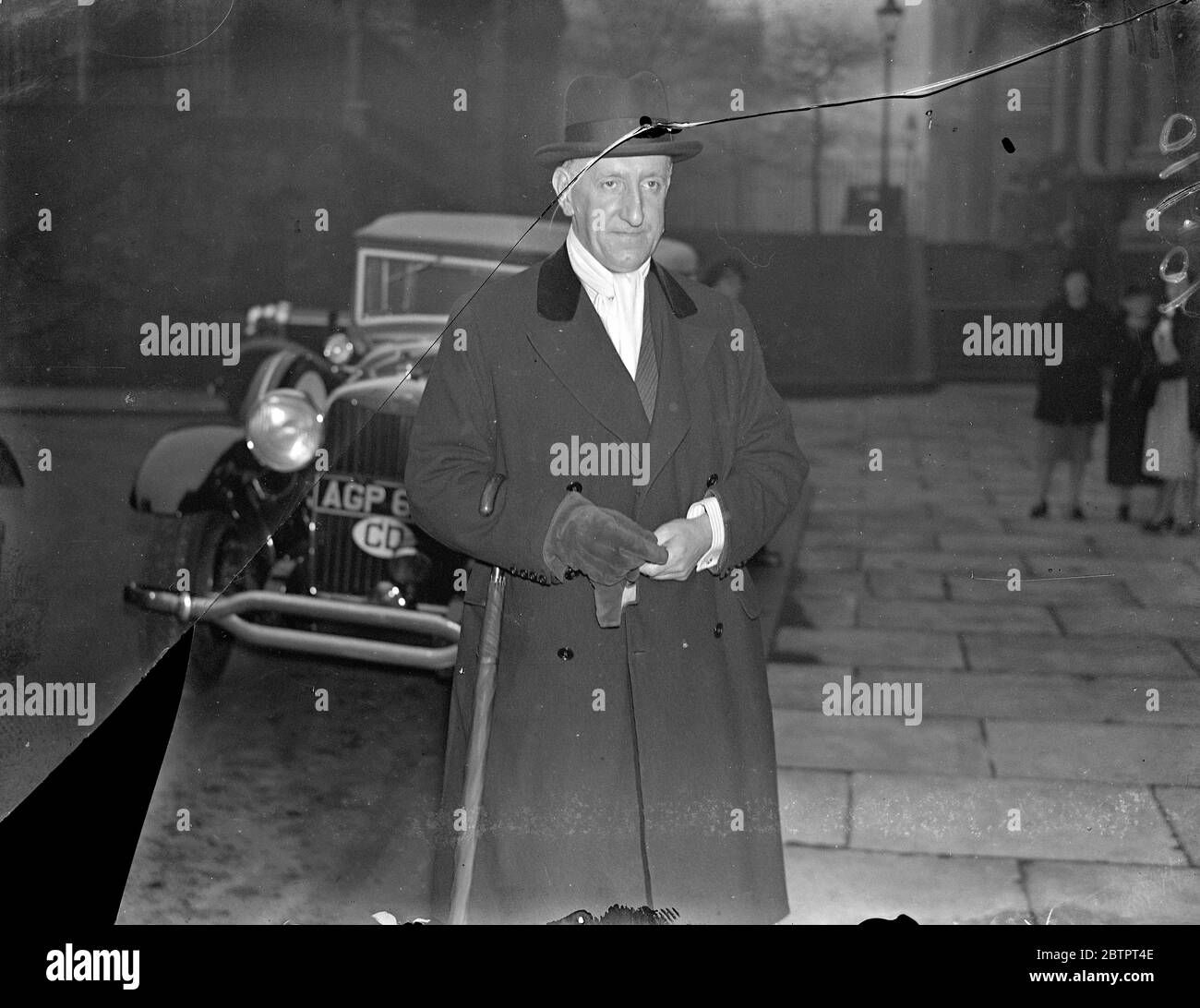 Unterausschuss Noni-ntervention trifft sich. Genehmigung des spanischen Plans erwartet. Der Unterausschuss für Nichteinmischung traf sich im Außenamt, als erwartet wurde, dass der Resolutionsentwurf, der den britischen Plan für den Abzug von Ausländern aus Spanien in Kraft setzt, von mindestens acht der neun im Unterausschuss vertretenen Länder angenommen wird. Es gab einige Zweifel über die Haltung Sowjetrusslands. Foto zeigt Lord Plymouth, Vorsitzender des Nichtinterventionskomitees, der zur Sitzung eintrifft. 29. Oktober 1937 Stockfoto