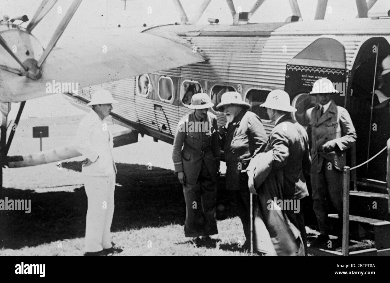 Flugreise Ex-König Ferdinand. Der ehemalige König von Bulgarien, der mit dem Imperial Airways Linienschiff "Hadrian" von Kenia nach Kairo am Entebbe Aerodrome in Uganda ankommt. 10. April 1933 Stockfoto