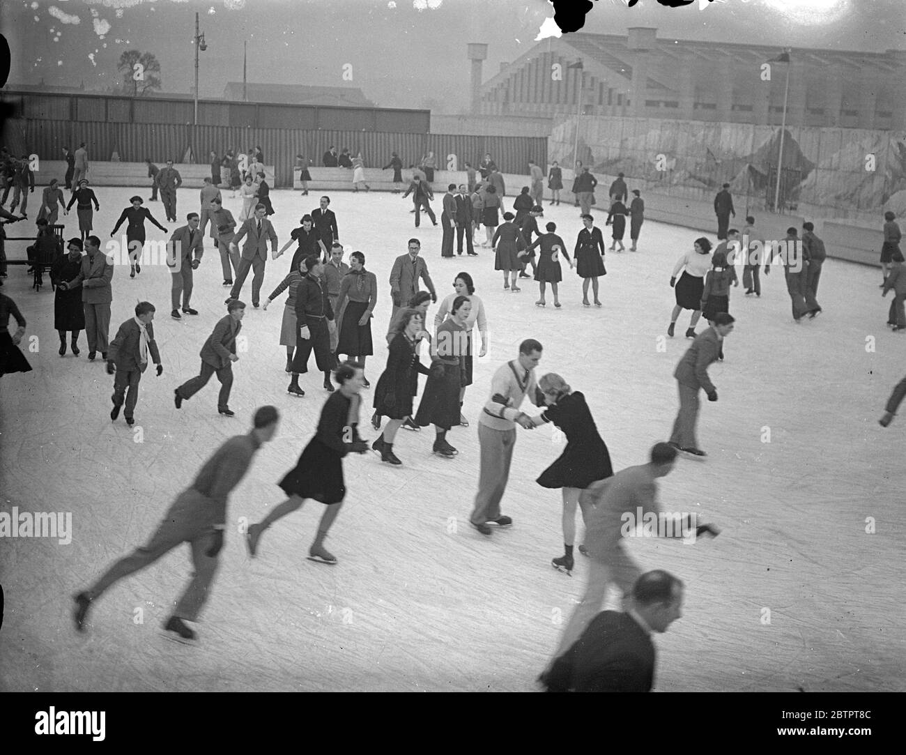 Schweiz in London. Der erste wirklich kalte Wintereinbruch brachte Eiskunstläufer heute Nachmittag (Sonntag) auf die Alpine Ice Rink in Wembley. Fotoausstellungen, Eisläufer auf dem Eis auf der Alpine Ice Rink, Wembley. 14. November 1937 Stockfoto