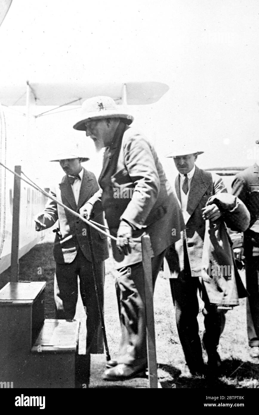 Flugreise Ex-König Ferdinand. Der ehemalige König von Bulgarien, der mit dem Imperial Airways Linienschiff "Hadrian" von Kenia nach Kairo am Entebbe Aerodrome in Uganda ankommt. 10. April 1933 Stockfoto