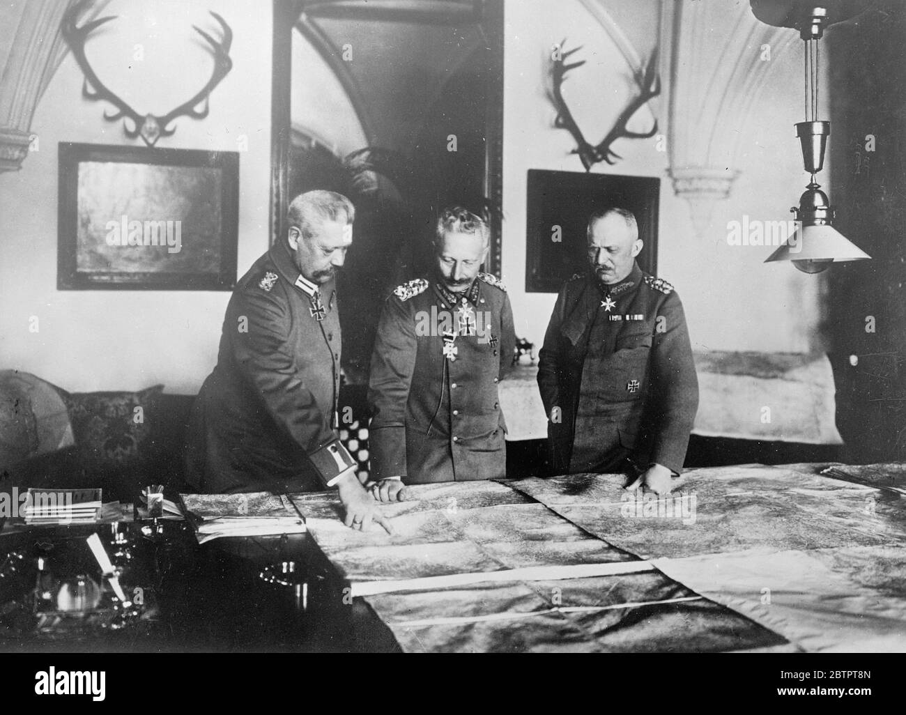 General Ludendorff berichtete, dass er starb. General Ludendorff, der ehemalige Oberbefehlshaber der deutschen Armee, soll sterben. Er ist seit einiger Zeit in einer privaten Krankenpflegeschklinik in München schwer krank und hat einen plötzlichen Rückfall. Er wurde kürzlich einer Gallenblasenoperation unterzogen. Der General ist 72 Jahre alt. Foto zeigt ein historisches Kriegsbild von General Ludendorff (rechts), im Treffen mit dem Kaiser (Mitte) und Feldmarschall von Hindenburg. 30. November 1937 Stockfoto