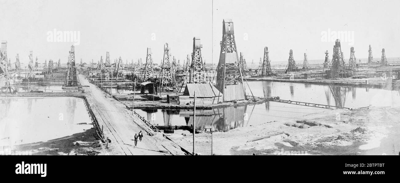 Die Ölquellen des Sowjets. Ein allgemeiner Blick auf ein riesiges Ölfeld mit hoch aufragenden Derricks in der UdSSR, in Baku. Stockfoto