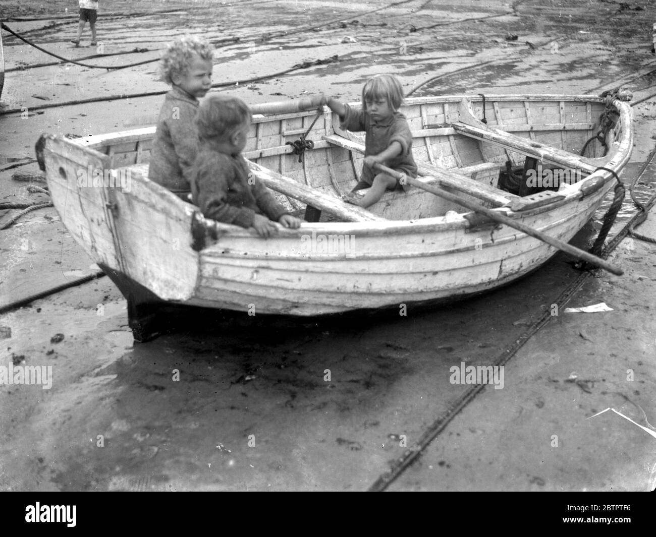 Kinder spielen auf einem Boot. 1933 Stockfoto