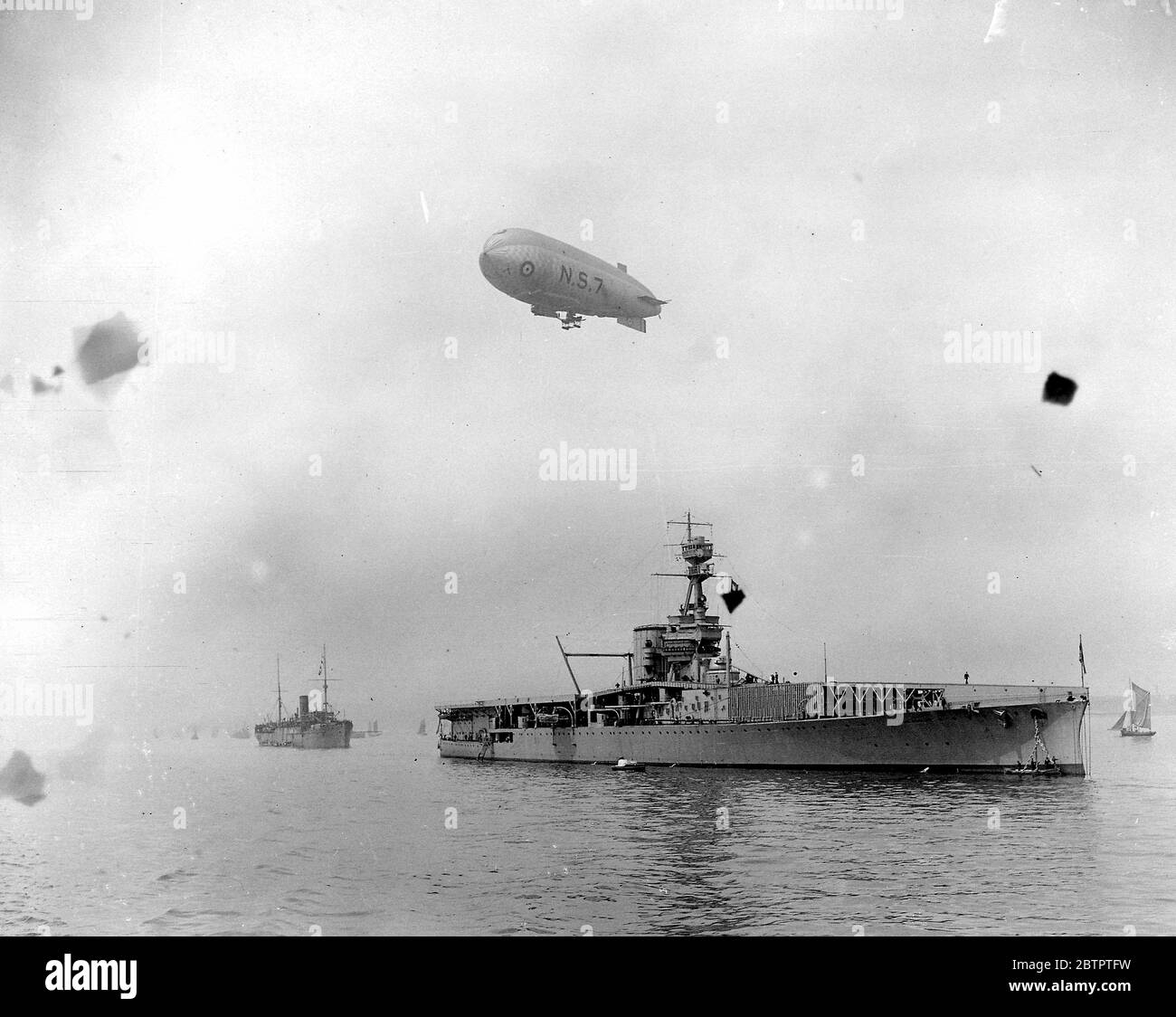 Die Flotte in Southend. H.M.S. Wütend mit N.S.7. Luftschiff vor ihr festgemacht. Stockfoto