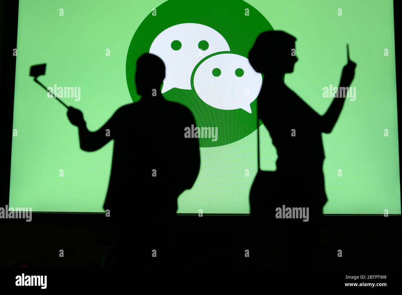 NEW YORK, USA, 25. MAI 2020: WeChat Chinesische Nachrichten, soziale Medien und mobile Zahlungs-App . Paar, die ein Foto auf einem mobilen Mann verwenden einen Selfie-Stick. Stockfoto