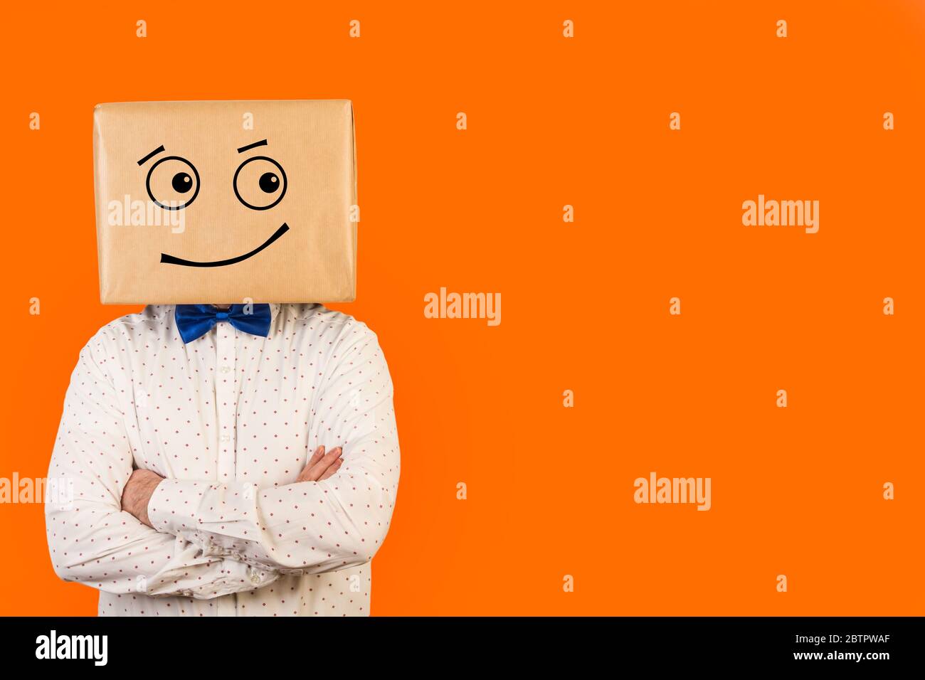 Mann, der mit dem Kopf in einer Schachtel steht und auf einem orangefarbenen Hintergrund eine verdächtige Geste gezeichnet ist Stockfoto