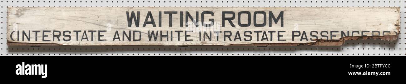 Schild von einem separaten Busbahnhof in Birmingham Alabama. Dieses Schild für den Busbahnhof, circa 1957, ist vom Greyhound-Busbahnhof Birmingham AL entfernt. Es ist ein Standard-Zug oder Busbahnhof Zeichen aus einem südlichen Staat vor 1964 beschränkt die Sitzplätze von nicht-weißen Passagieren. Stockfoto