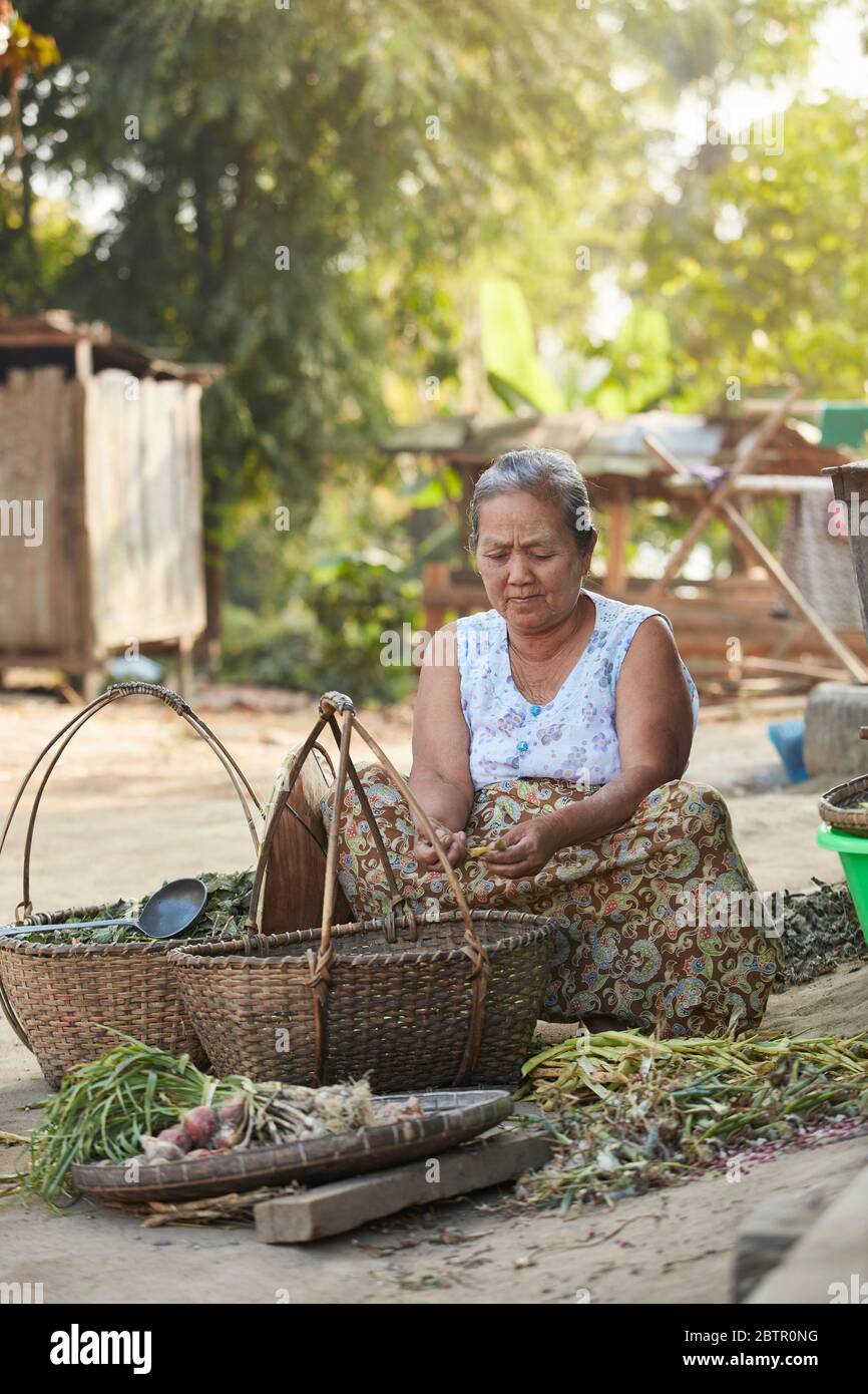 Einheimische Frau, die Essen im Dorf Bhamo, Myanmar, zubereitete Stockfoto