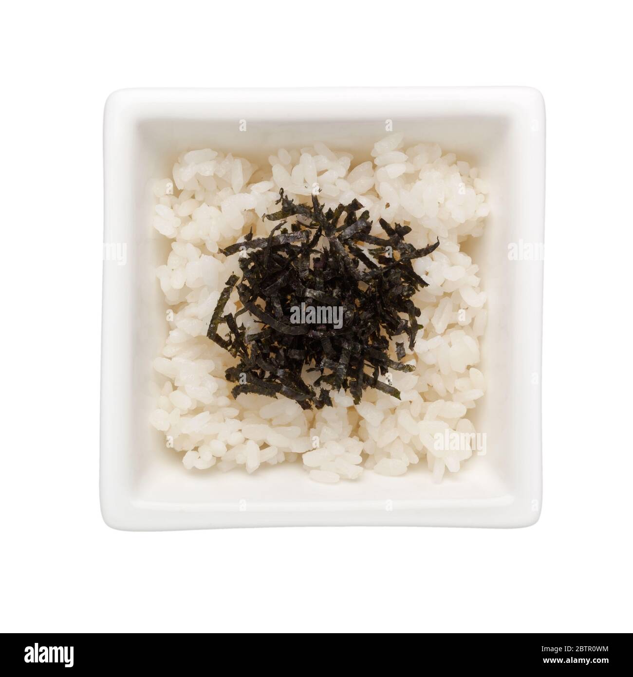 Gekochter japanischer Reis mit Algen-Belag in einer quadratischen Schüssel auf weißem Hintergrund isoliert Stockfoto