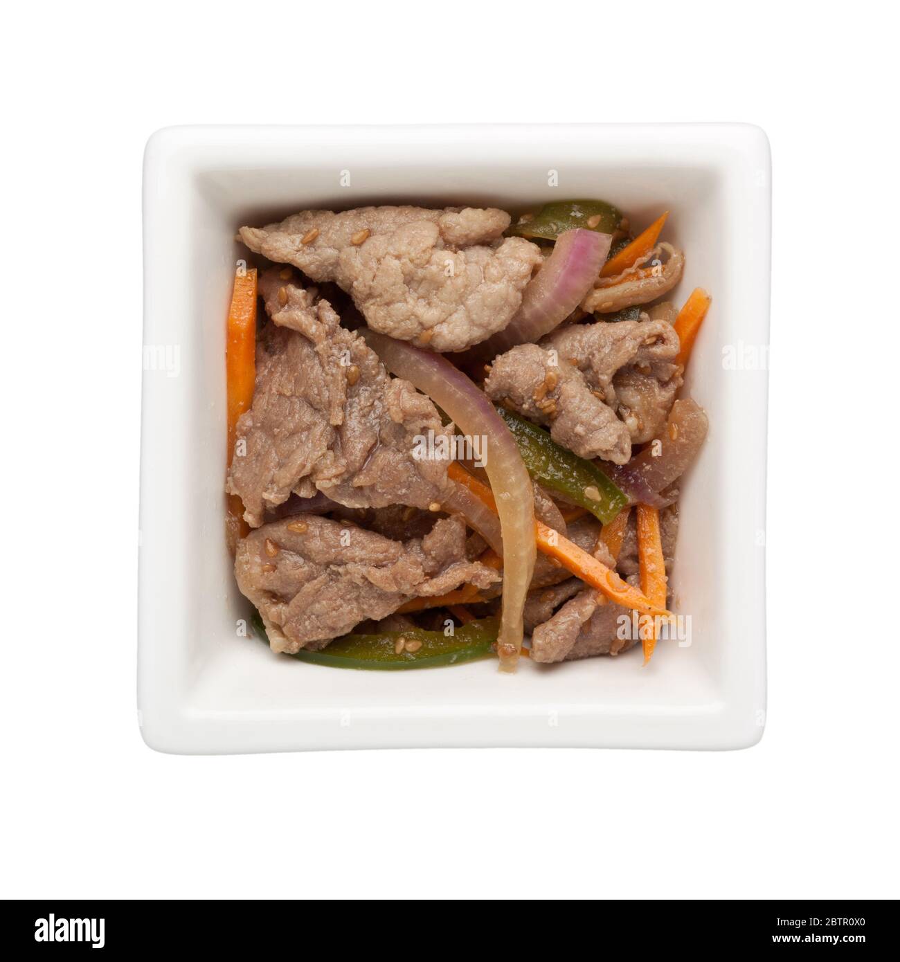 Rühren Sie gebratenes Rindfleisch in einer quadratischen Schüssel auf weißem Hintergrund isoliert Stockfoto