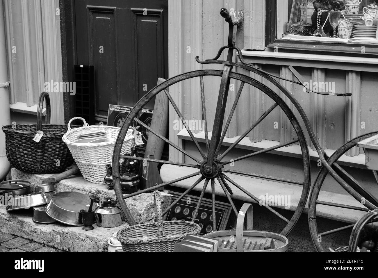 Altes Fahrrad vor dem Second Hand Shop Stockfoto