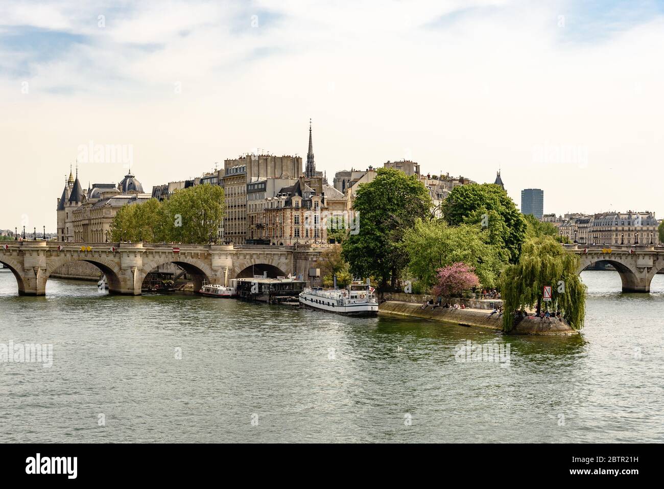 Den Platz du Vert-Galant am westlichen Ende der Île de la Cité in der Seine an einem sonnigen Tag Stockfoto