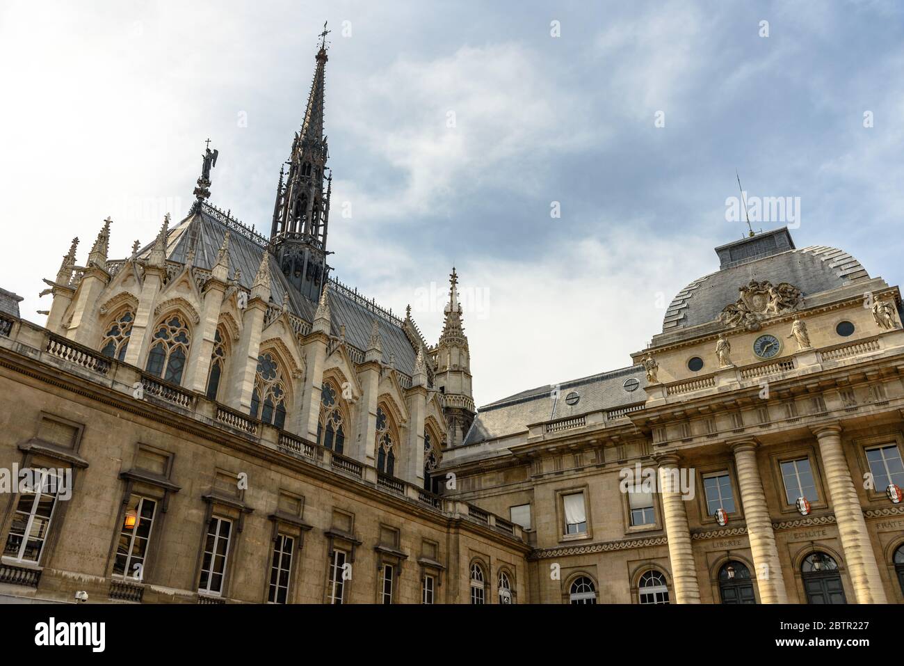 Der Turm von Sainte Chappelle und die Kuppel des Palais de Justice in Paris Stockfoto