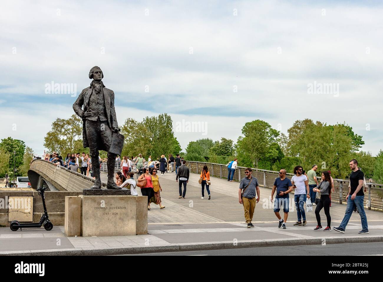 Die Statue von Thomas Jefferson von der Passerelle Léopold-Sédar-Senghor in Paris, Frankreich an einem sonnigen Tag Stockfoto