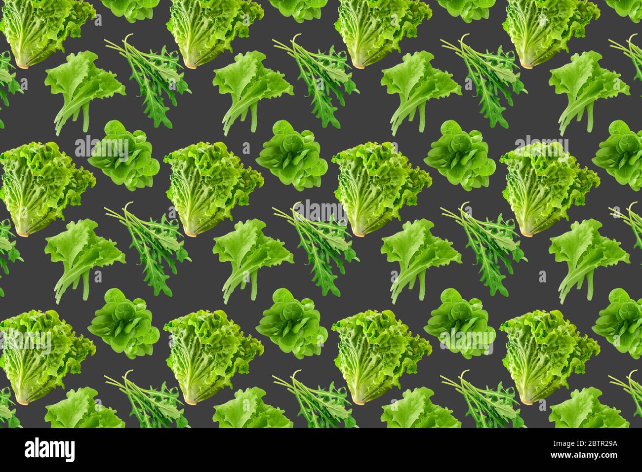 Nahtloses Muster aus frischen Salatblättern auf grauem Hintergrund Stockfoto