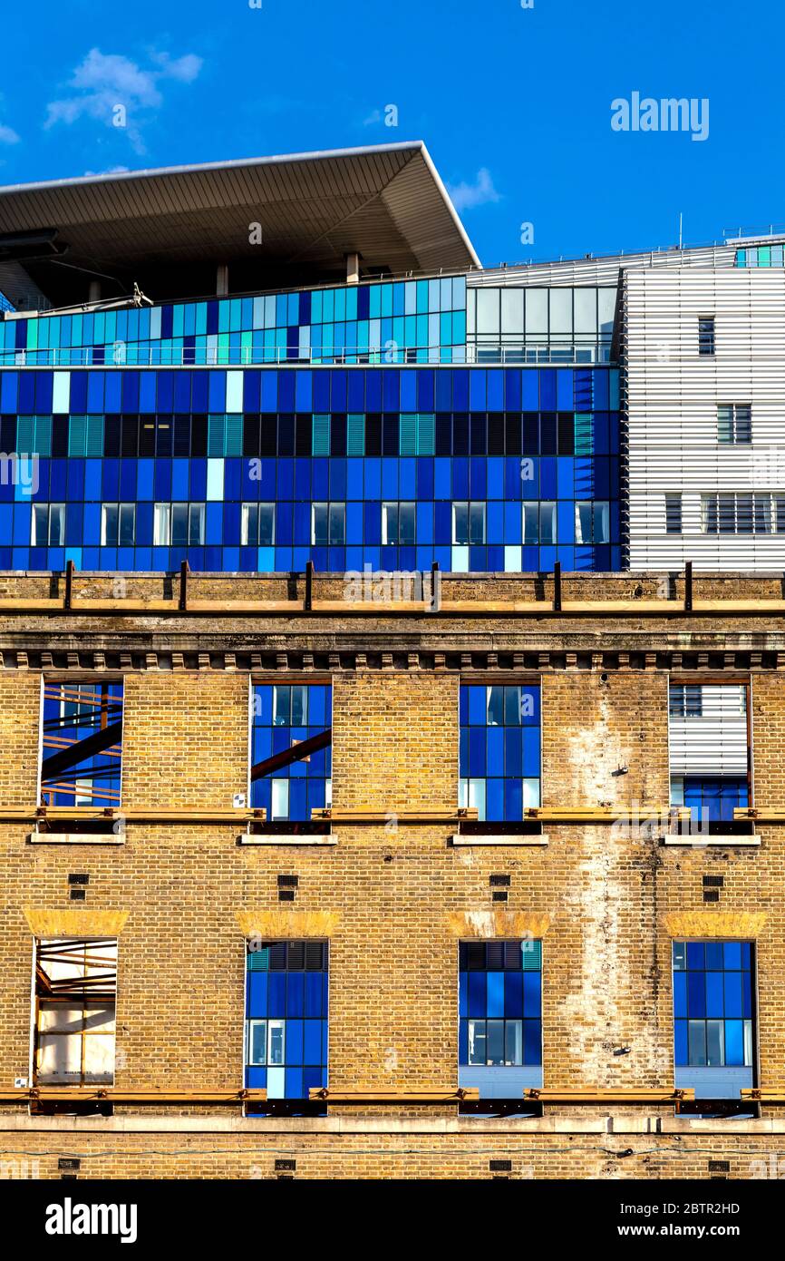 Die ursprüngliche, erhaltene Fassade des alten Royal London Hospital, das in ein Rathaus für Tower Hamlets umgewandelt wurde, und das neue Royal London Hospital im Hintergrund Stockfoto