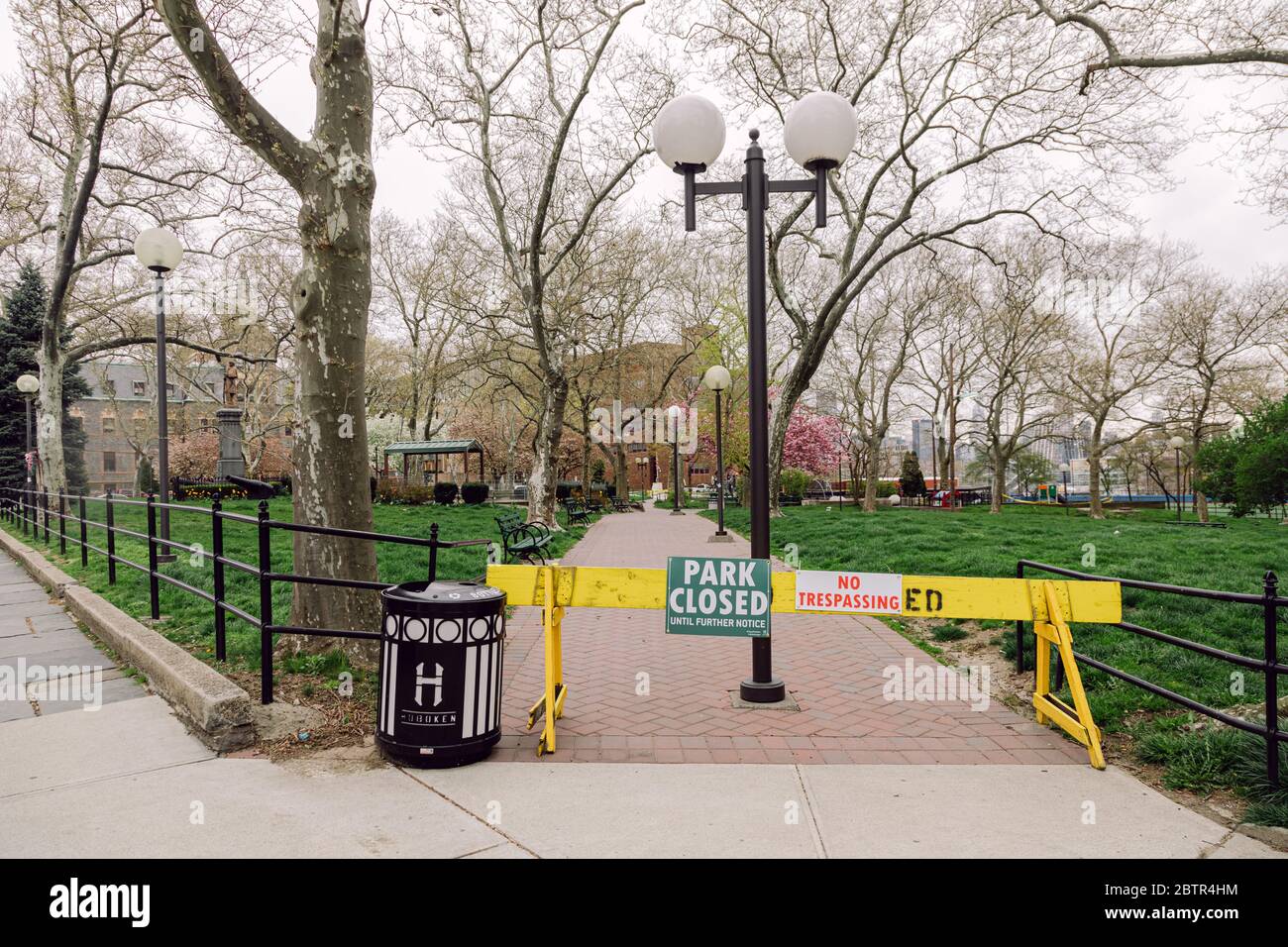 April 20 2020 - Hoboken NJ: Der lokale Park ist wegen des COVID-19 Coronavirus-Ausbruchs geschlossen. Die Parks sind geschlossen, um soziale Distanz zu erhöhen und prev Stockfoto