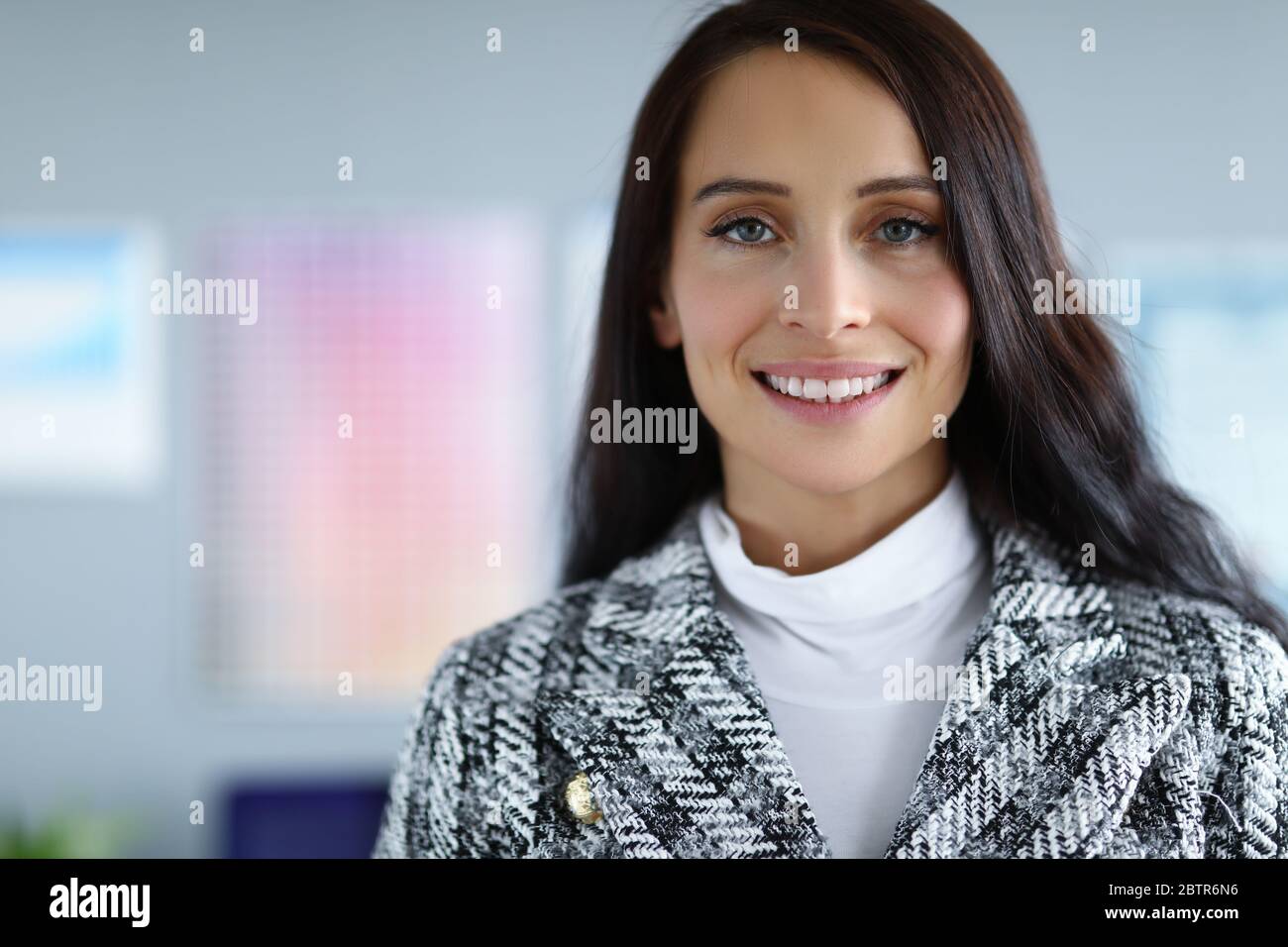 Lächelnde Geschäftsfrau im Mode Jackett Büro Stockfoto