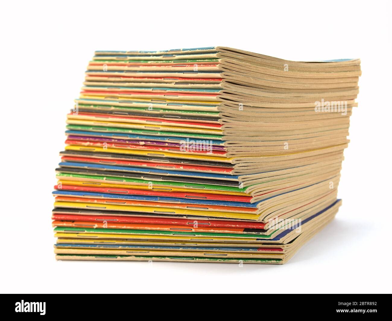 Ein Stapel von Dimes Romane isoliert vor einem weißen Hintergrund Stockfoto