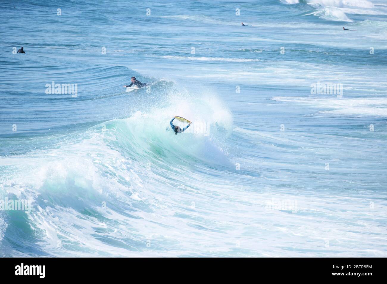 Surfen am Culburra Beach, New South Wales, Australien, Nahaufnahme von Surfern aus den Wellen Stockfoto