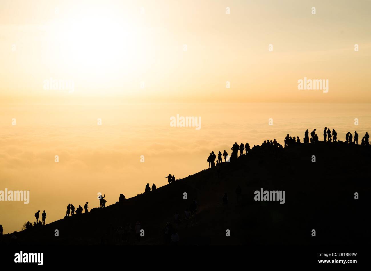 Schöne Aussicht auf den Sonnenuntergang von Apu Siqay mit der Silhouette der unkenntlich Menschen, in der Villa Maria - Lima - Peru Stockfoto