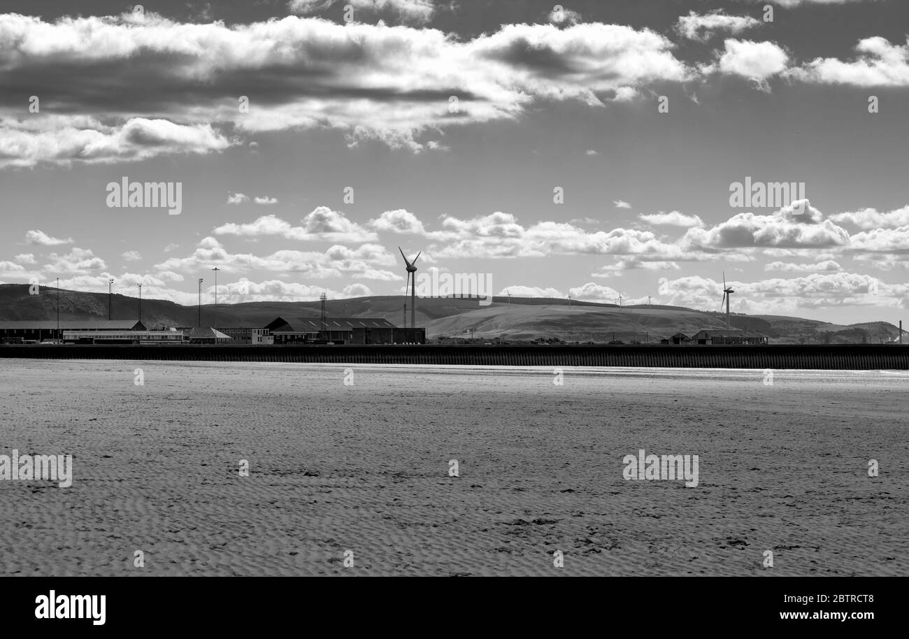 Swansea Bay mit Windturbinen Stockfoto