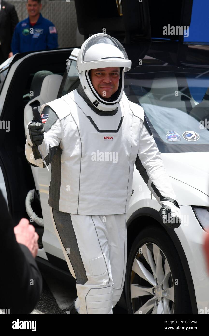 Kennedy Space Center, Usa. Mai 2020. NASA Astronaut Bob Behnken steht neben einem Tesla Model X nach einem Rundgang aus dem Operations and Checkout Gebäude im Kennedy Space Center, Florida am Mittwoch, 27. Mai 2020. Behnken wird den ersten Start des Manned Crew Dragon Raumschiffes zum Internationalen Raumstation Astronaut Doug Hurley besetzen.Foto: Joe Marino/UPI Quelle: UPI/Alamy Live News Stockfoto