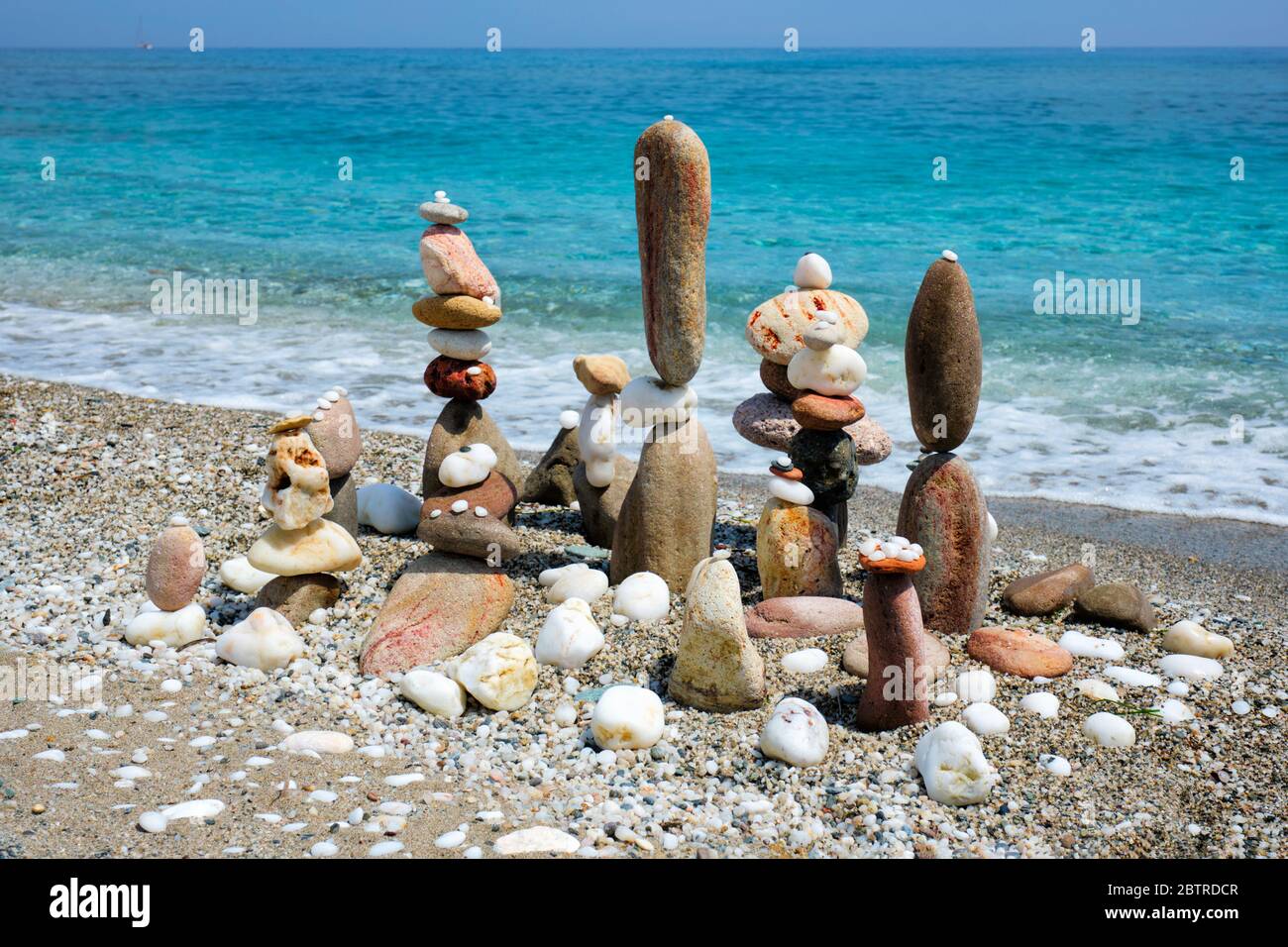 Konzept der Balance und Harmonie - Kieselsteinstapel am Strand Stockfoto