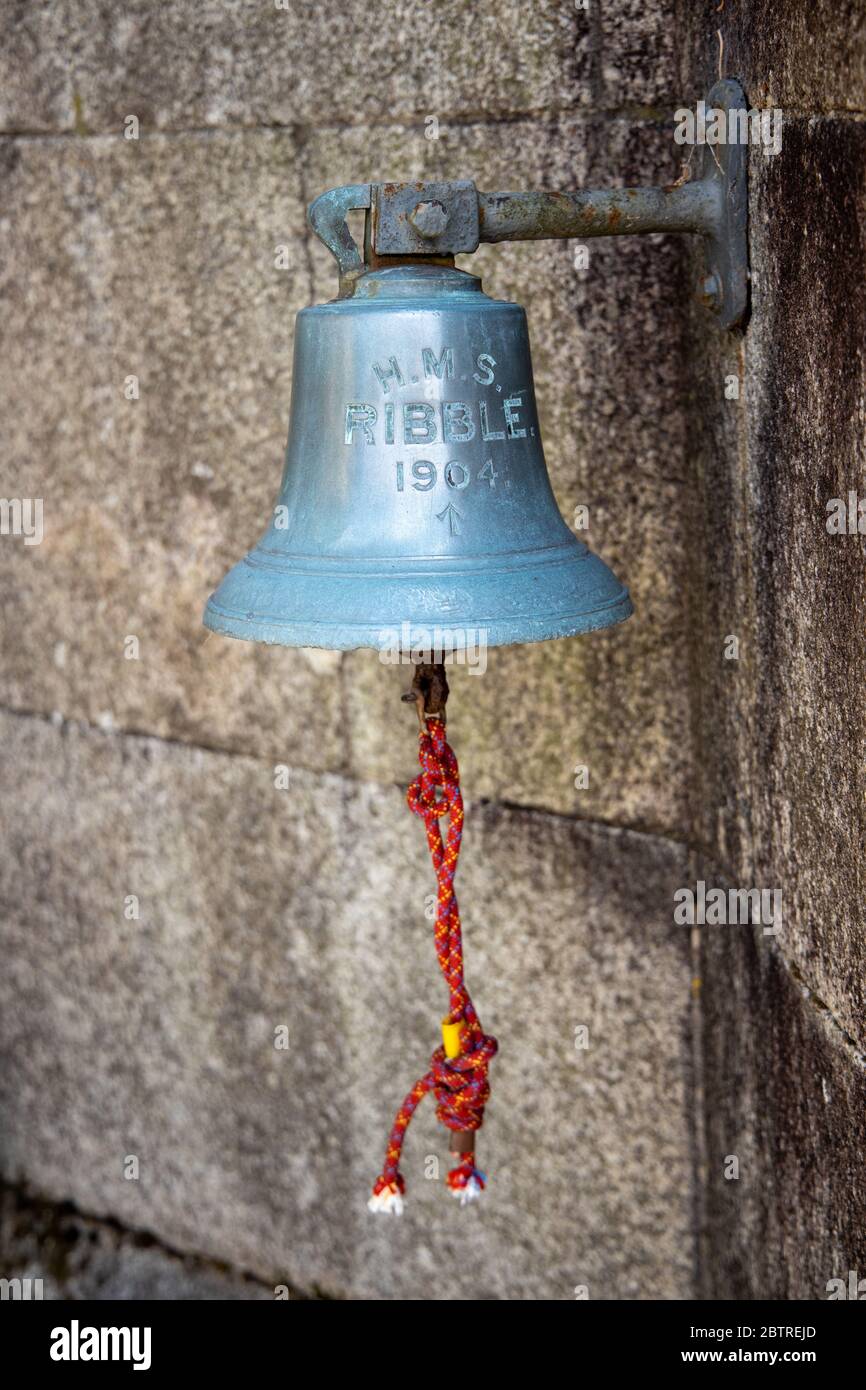 HMS Ribble Schiffe Glocke in Lukesland Gardens, Ivybridge, Devon Stockfoto