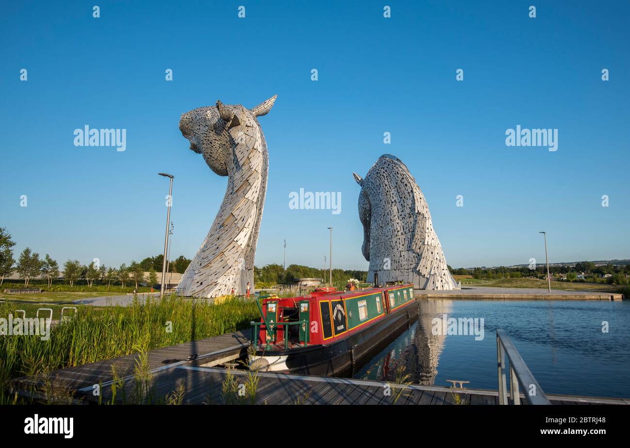 Forth & Clyde Canal mit Boot und Kelpies Skulpturen im Helix Park Falkirk Stockfoto