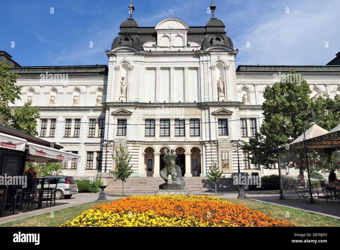 SOFIA, Bulgarien - 17. AUGUST 2012: National Gallery für Ausländische Kunst Museum Gebäude in Sofia, Bulgarien. Die Galerie hat eine neue Erweiterung namens Kvadrat Stockfoto