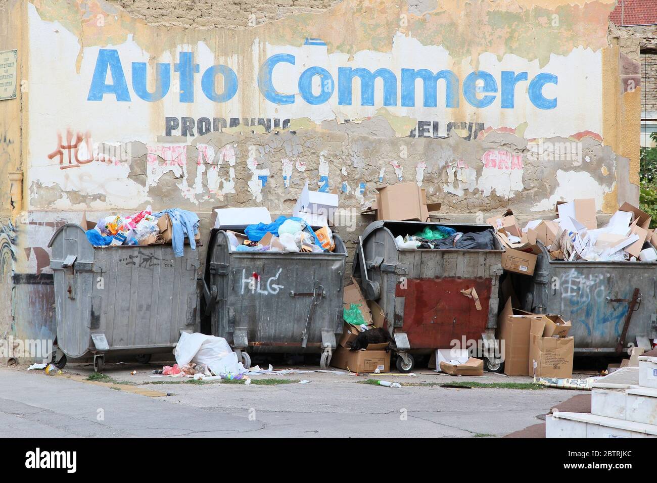 SUBOTICA, Serbien - 12. AUGUST 2012: Siedlungsabfälle Müllcontainer in Subotica, Serbien. Ab 2016 nur 10 Prozent der festen Abfälle wurde in Serbien recycelt. Stockfoto