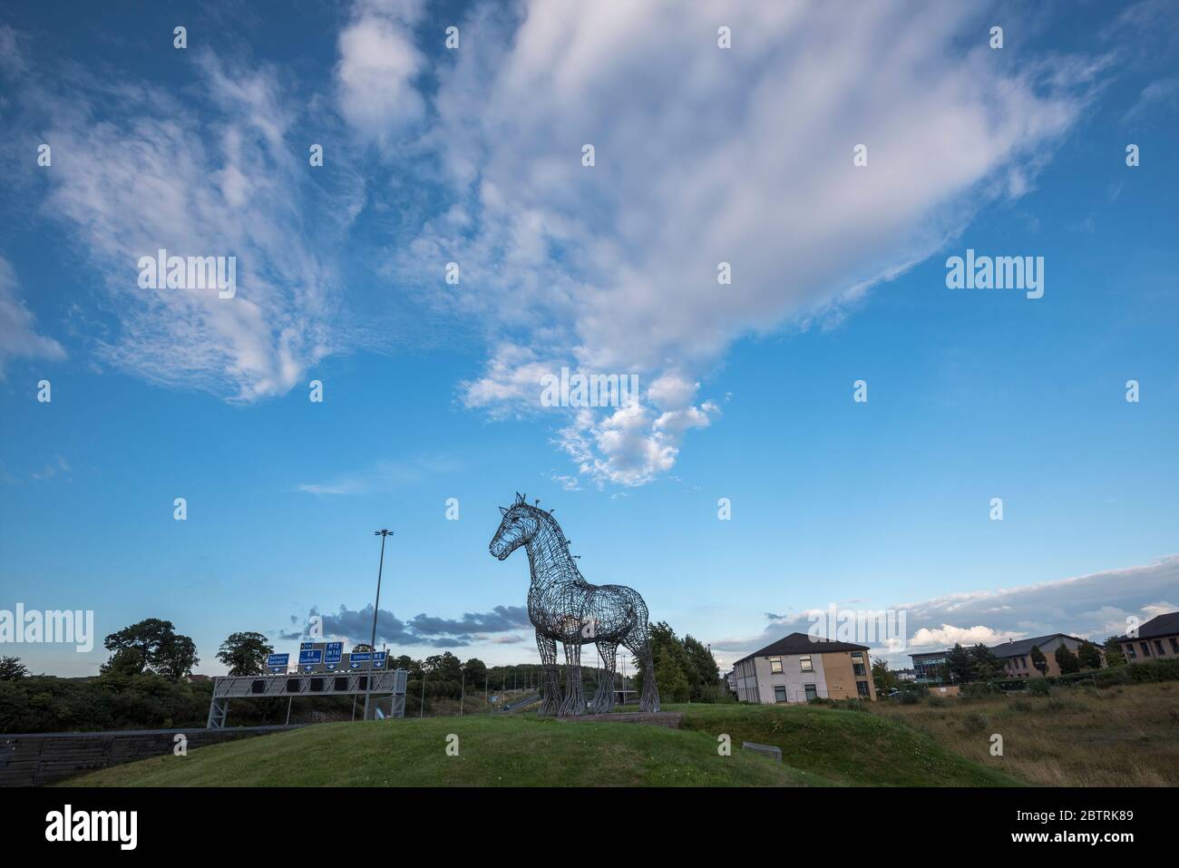 Blauer Himmel und Wolken über Andy Scott Heavy Horse (Clydesdale) im Glasgow Business Park, Baillieston, M8 Motorway, Glasgow Stockfoto