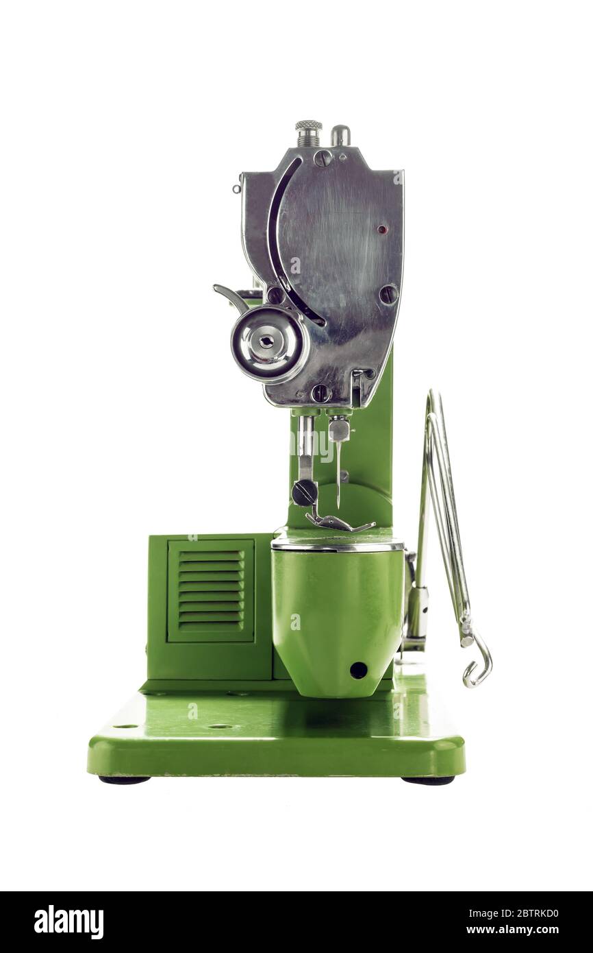 Schließen Sie die Vorderansicht einer alten Vintage-grünen Nähmaschine auf weißem Hintergrund Stockfoto