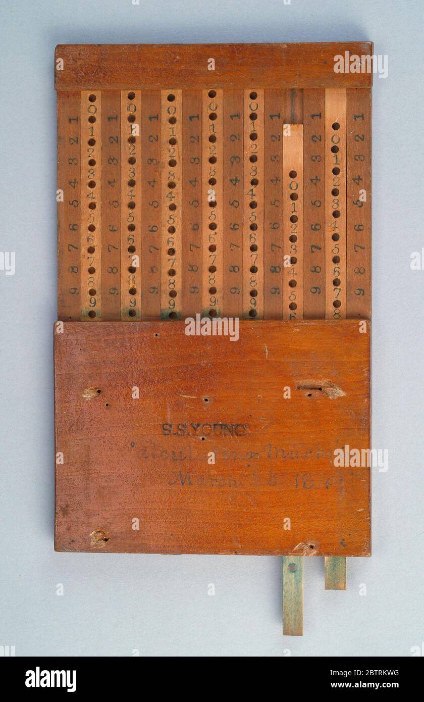 Junges Berechnende Maschine Patentmodell. Dieses Holz Patent Modell für eine Adder hat einen Rahmen, der sieben Streifen Holz hält. Jeder Streifen hat 19 Löcher. Die zehn rechten Löcher sind von 0 bis 9 nummeriert. Die neun verbleibenden Löcher sind nicht nummeriert, aber das Holz ist grün gefärbt. Stockfoto