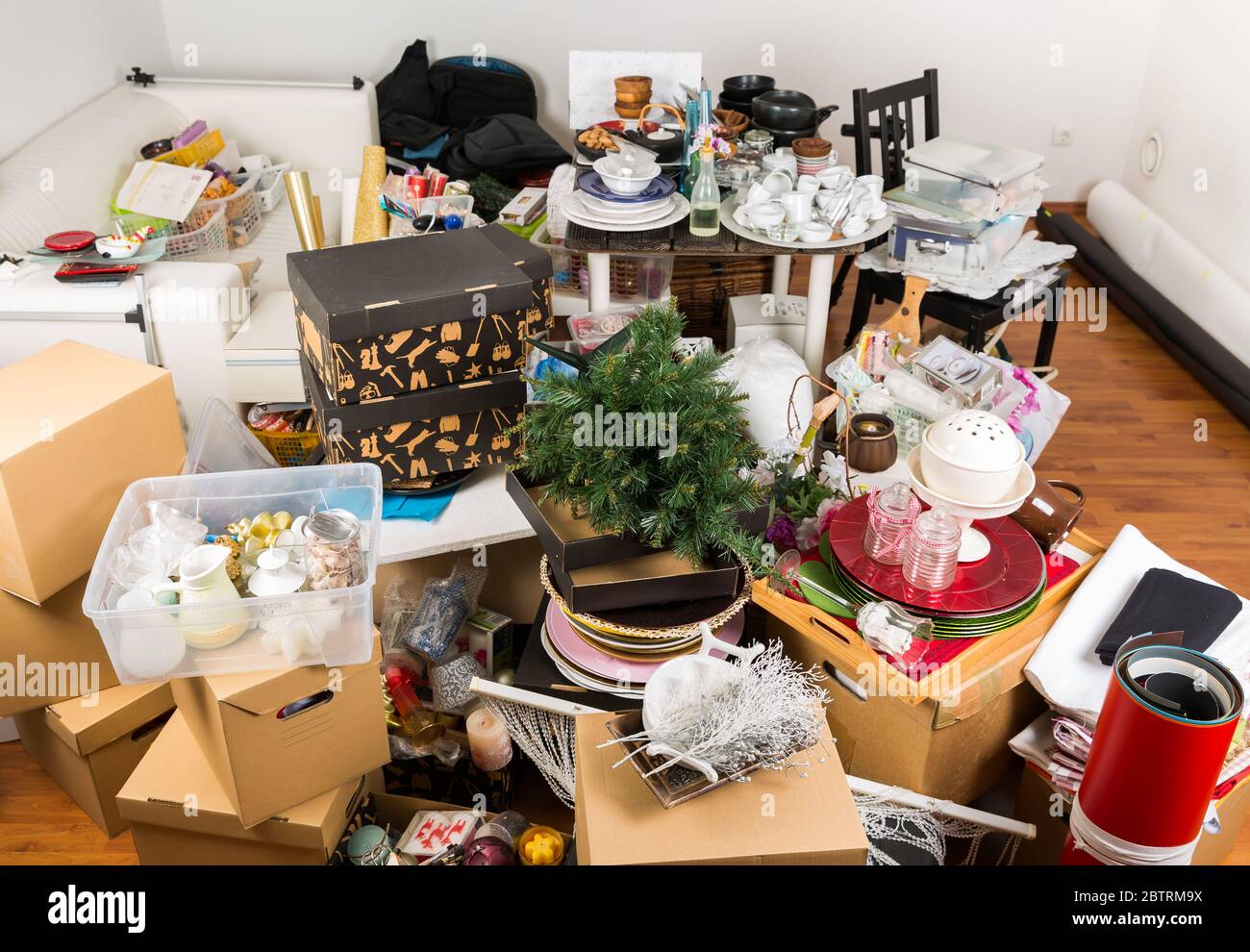 Chaotisch Zimmer voller Unordnung und Müll - zwanghafte Horte. Horterkrankung. Stockfoto