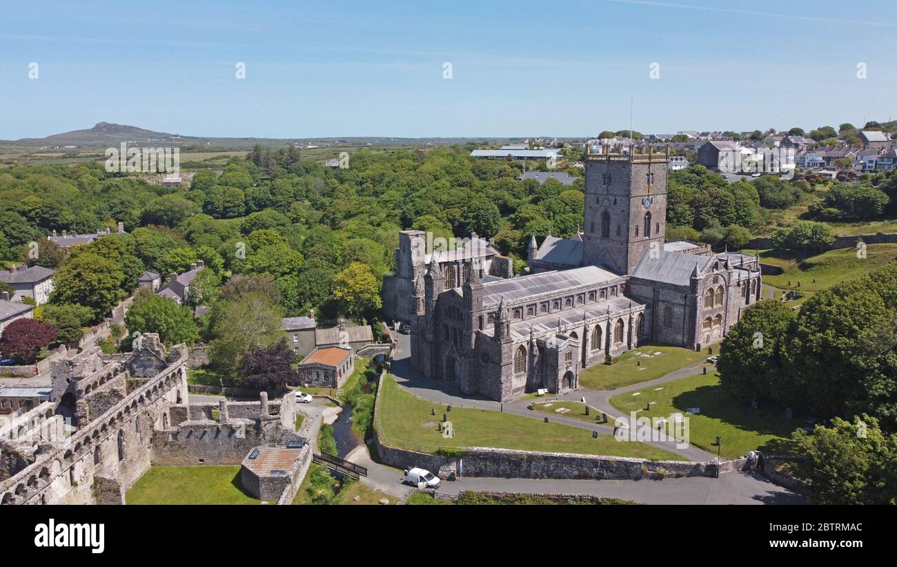 St Davids Kathedrale, neben dem Bischofspalast, Luftaufnahme von Westen. Pembrokeshire Wales, Großbritannien Stockfoto