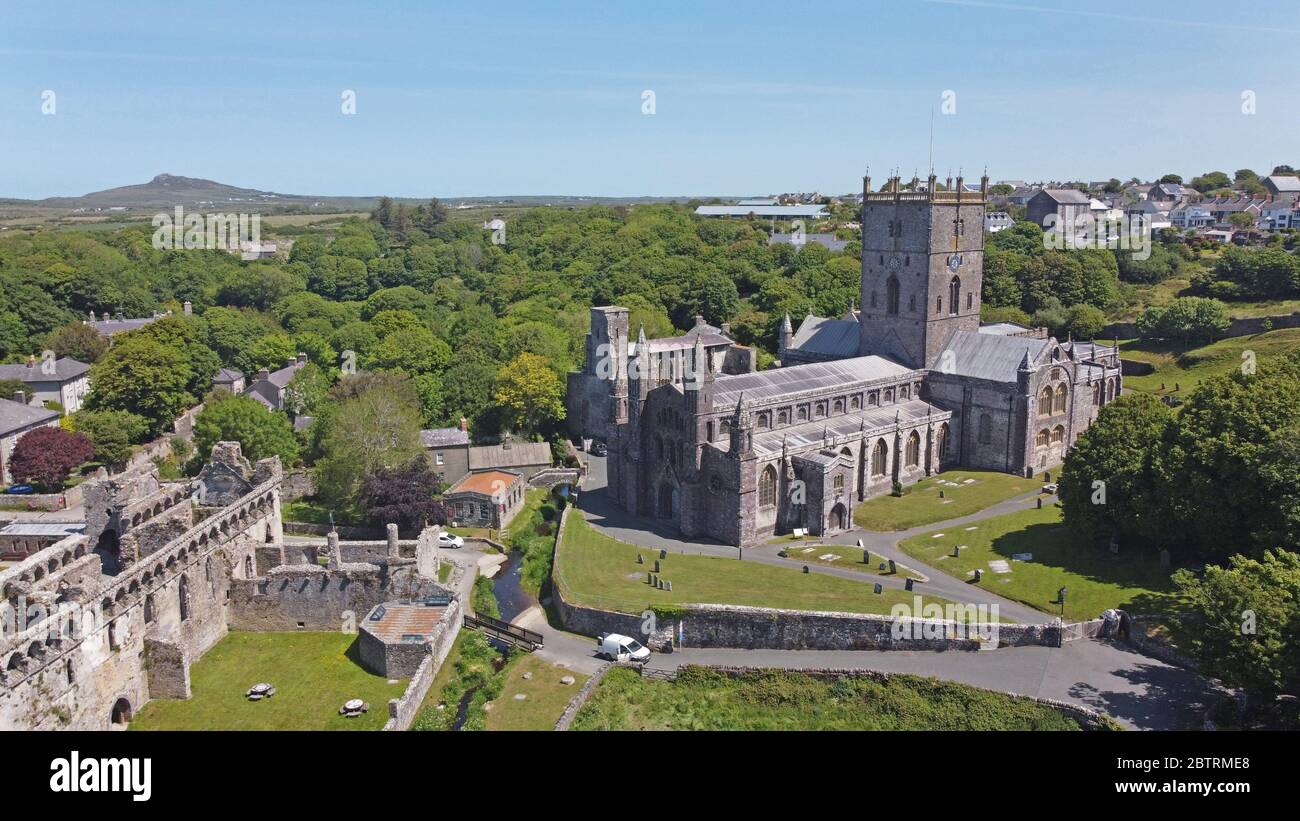 St Davids Kathedrale, neben dem Bischofspalast, Luftaufnahme von Westen. Pembrokeshire Wales, Großbritannien Stockfoto