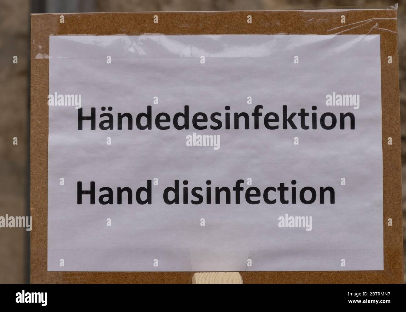 Informationsschild mit Aufschrift Händedesinfektion und der deutschen Übersetzung Händedesinfektion Stockfoto