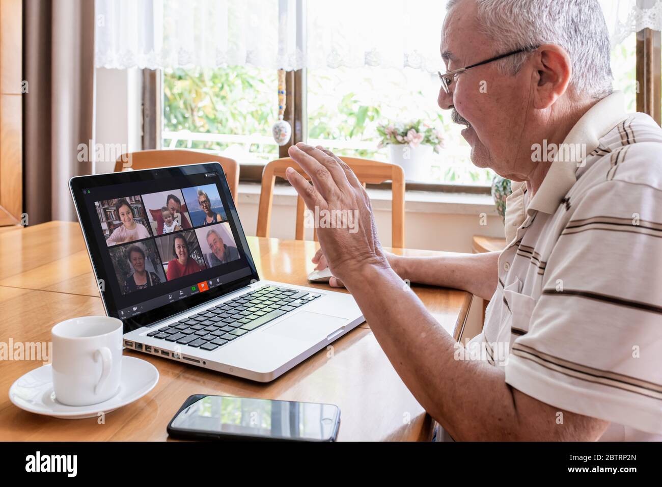 Antalya, TÜRKEI - 27. Mai 2020. Alter Mann mit Zoom-Videokonferenz-Anruf mit seiner Familie über Computer. Bleiben Sie zu Hause Konzept während Coronavirus PAN Stockfoto