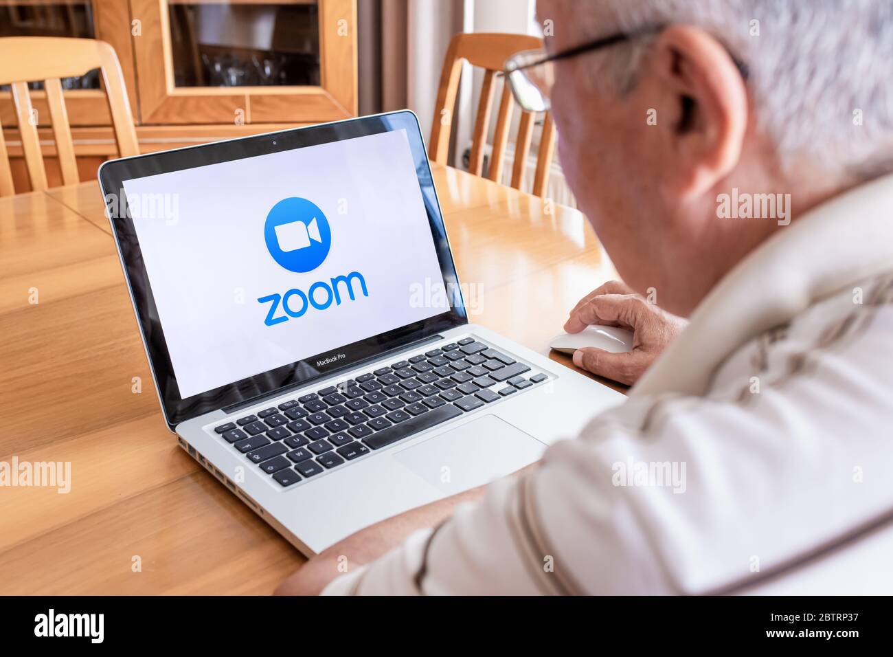 Antalya, TÜRKEI - 27. Mai 2020. Laptop mit Logo der Zoom Cloud Meetings-App. Stockfoto